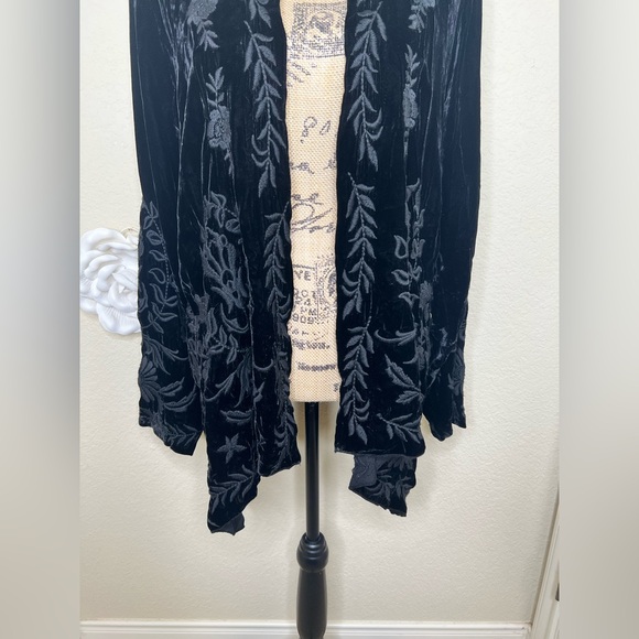 NTM: Johnny Was Black Velvet Embroidered Floral Open Front Cardigan Size M - Picture 4 of 15